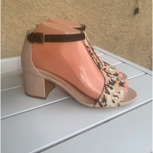 Clarks Somerset nude leather block heel sandals size 6.5M